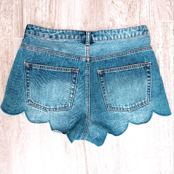 H&M Scalloped Edge Denim Shorts 8 - Picture 4 of 7